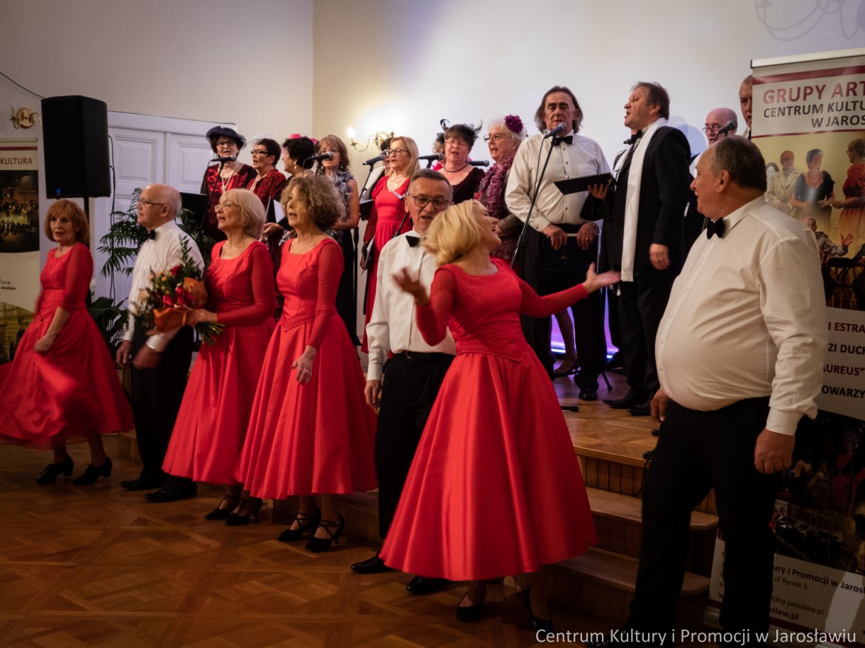 tancerze Zespołu tańca Towarzyskiego Balans - na scenie Kabaret Młodzi Duchem