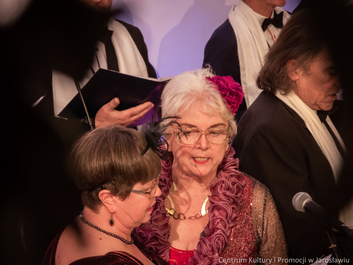 członkowie kabaretu Młodzi Duchem podczas występu