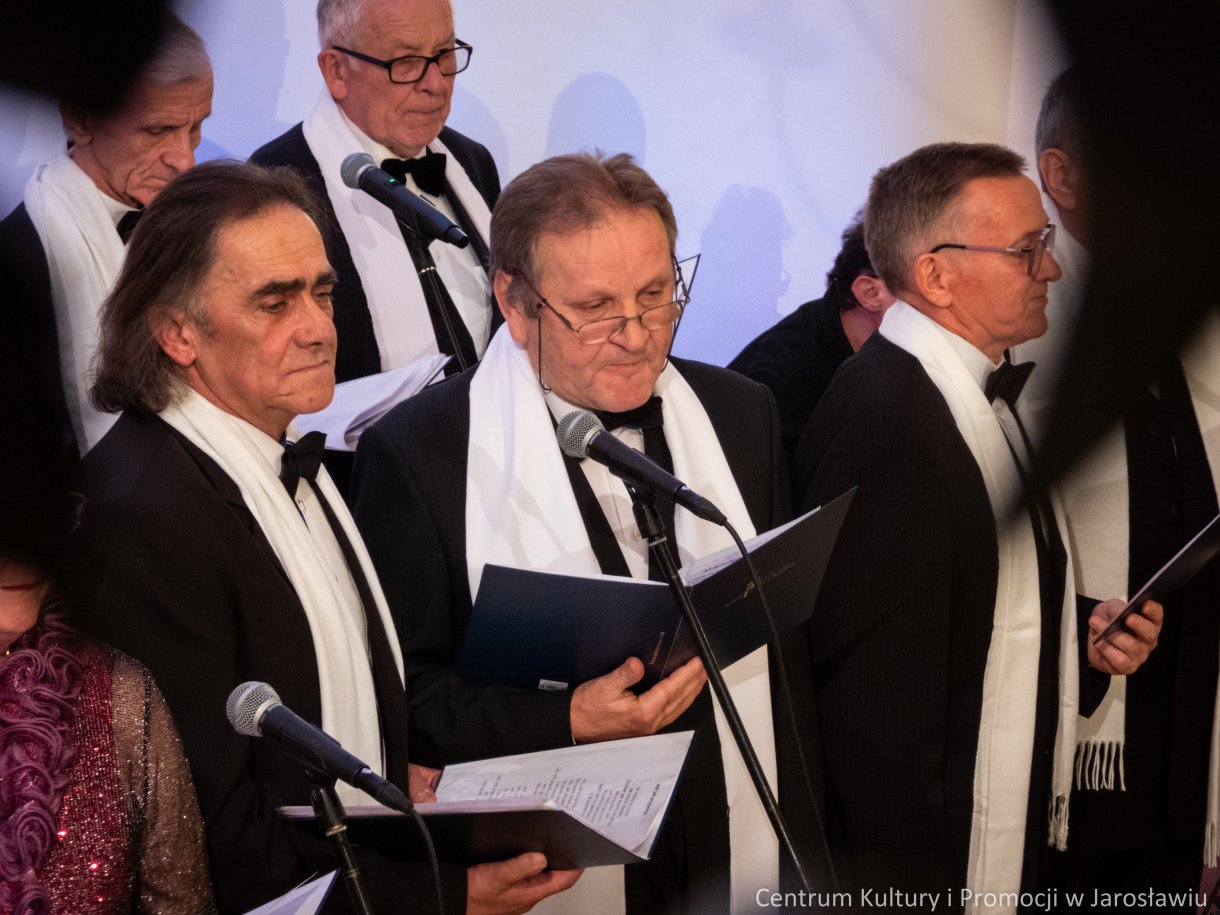 członkowie kabaretu Młodzi Duchem podczas występu