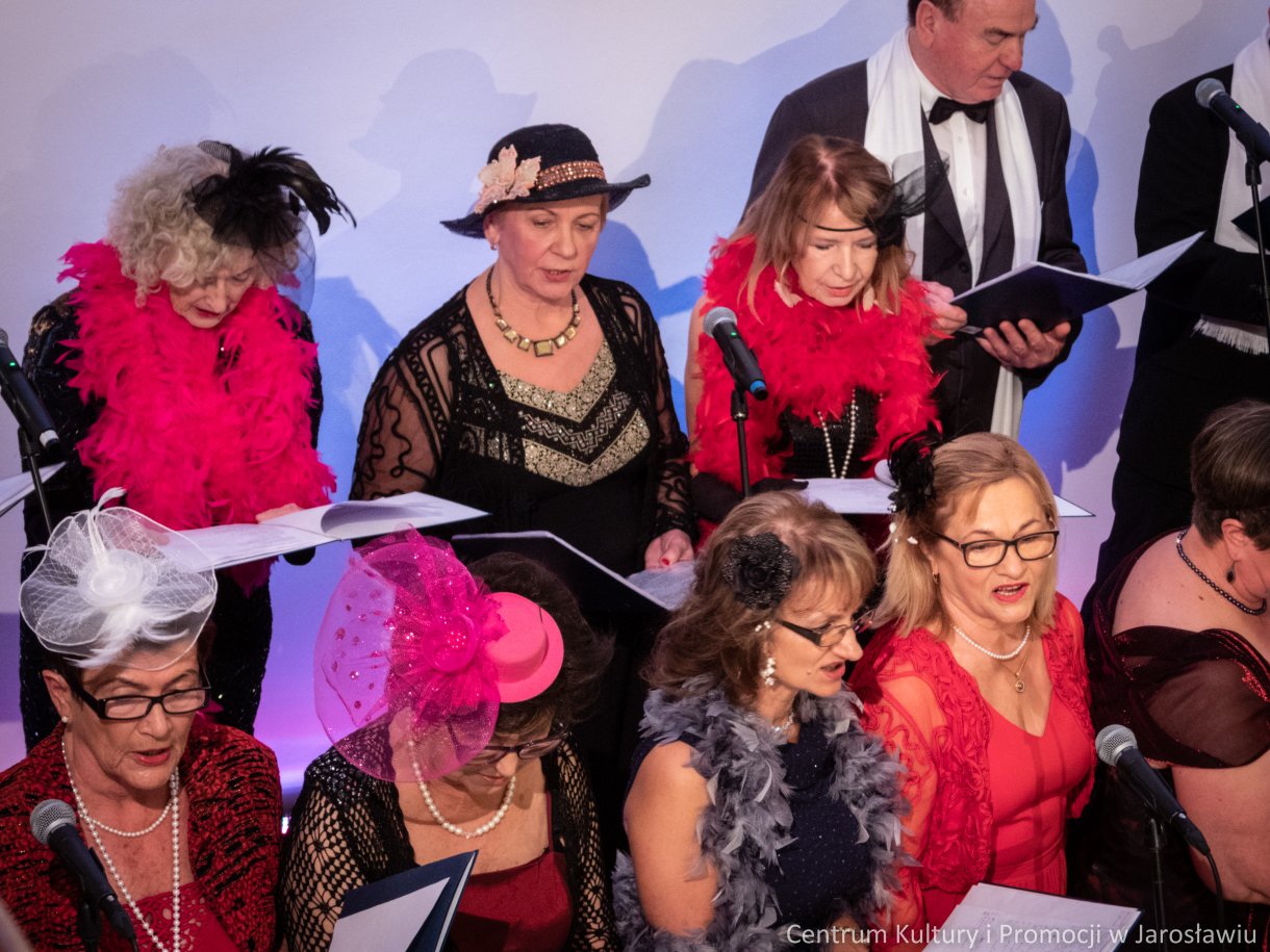 członkowie kabaretu Młodzi Duchem podczas występu