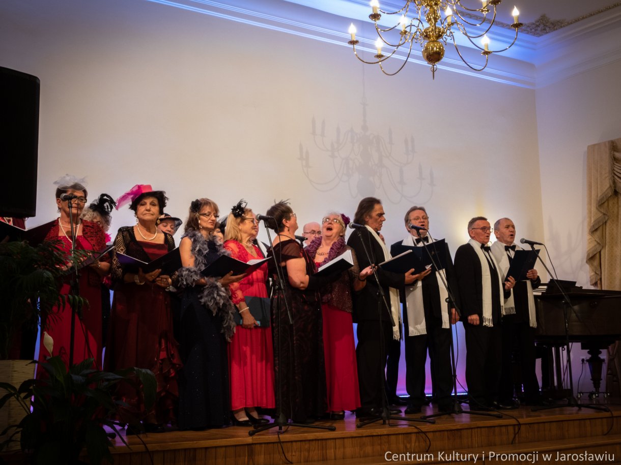 członkowie kabaretu Młodzi Duchem podczas występu