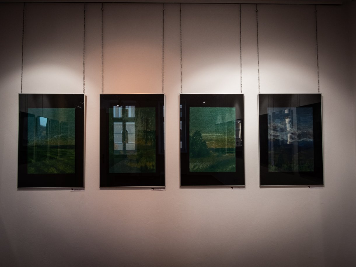 cztery prace ukazujące pejzaż, technika wykonania : sucha pastel na kartonie