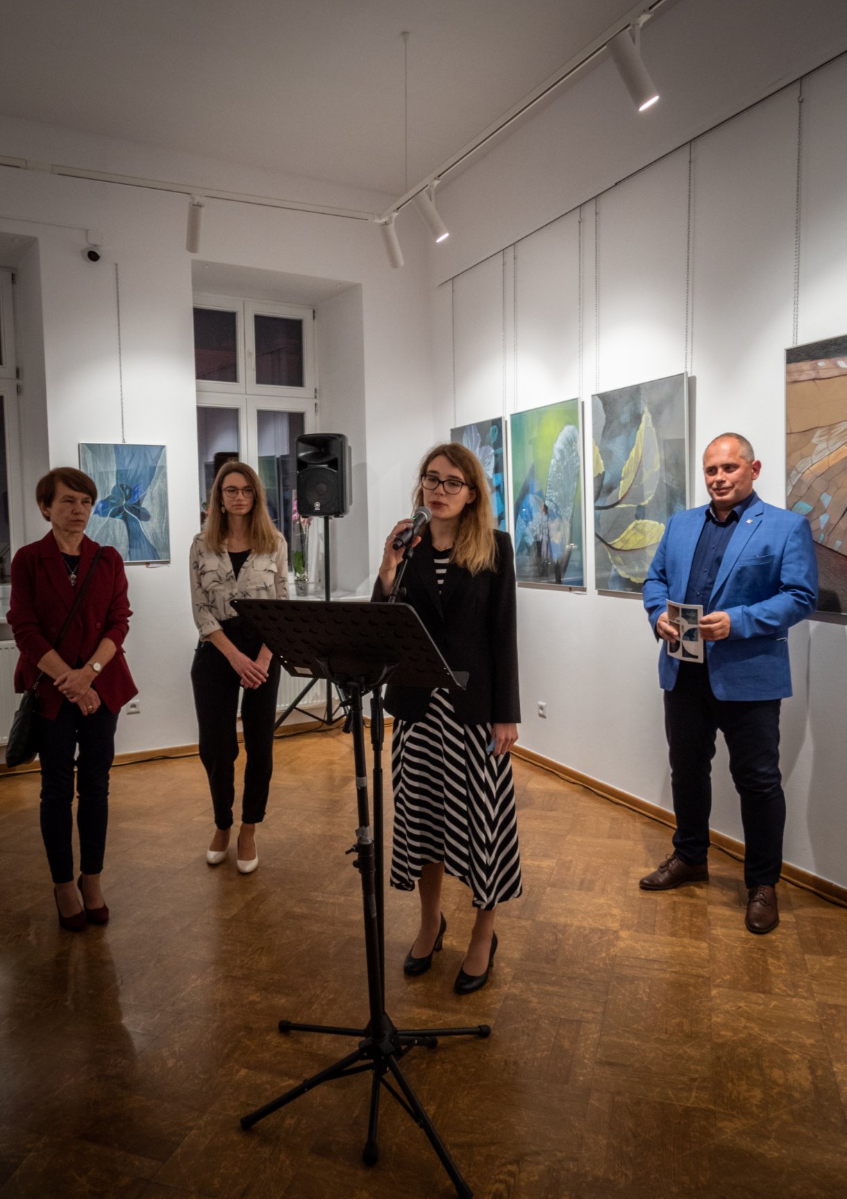 Kurator wystawy Bernadeta Korczewska, dyrektor CKiP Tomasz Wywrót, artystki Teresa Ulma, Natalia Ulma, Alicja Kopeć podczas otwarcia wystawy