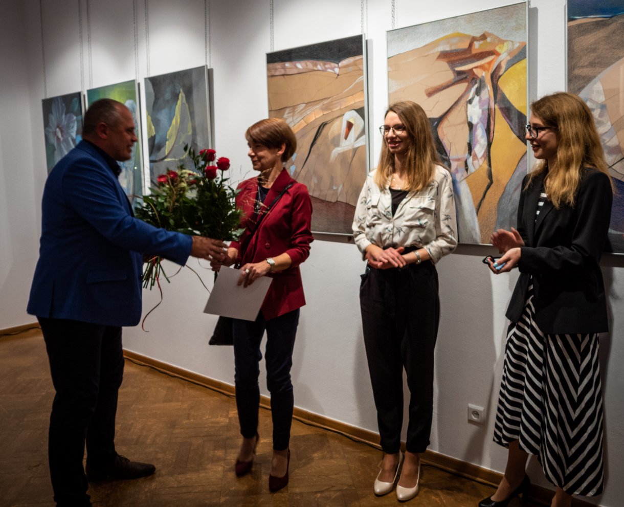Dyrektor CKiP Tomasz Wywrót wręcza kwiaty artystkom Teresie Ulmie, Natalii Ulmie, Alicji Kopeć podczas otwarcia wystawy