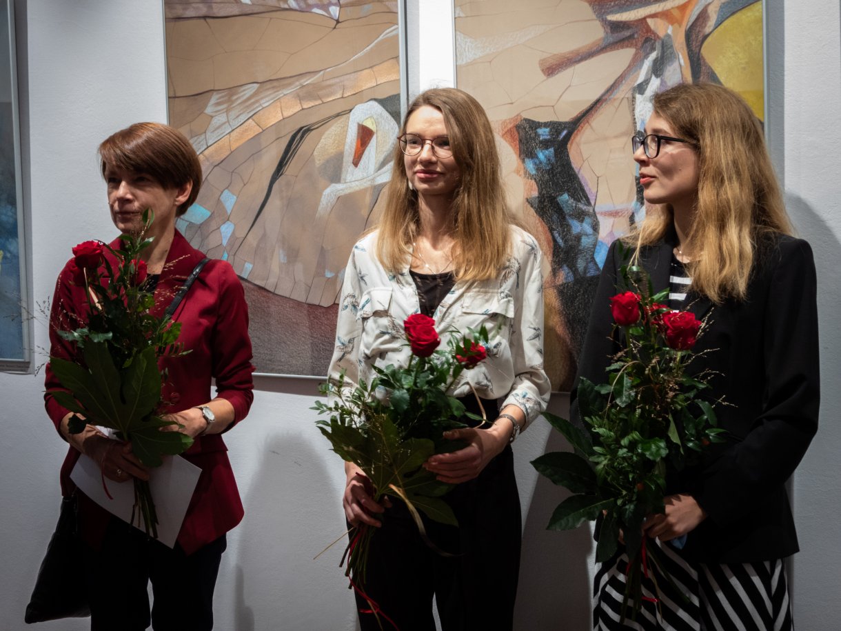 artystki Teresa Ulma, Natalia Ulma, Alicja Kopeć podczas otwarcia wystawy