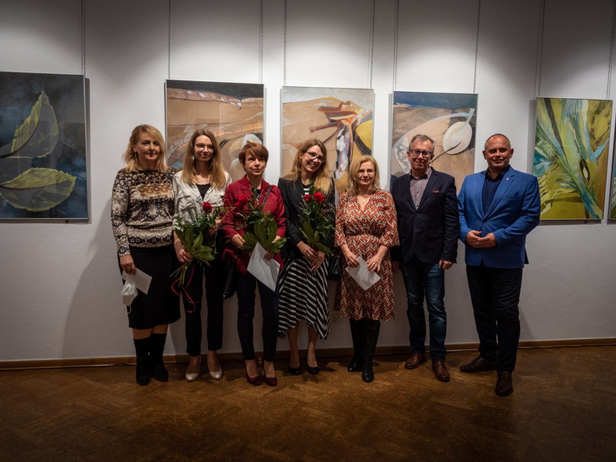 pamiatkowe zdjęcie artystek z uczestnikami wernisażu