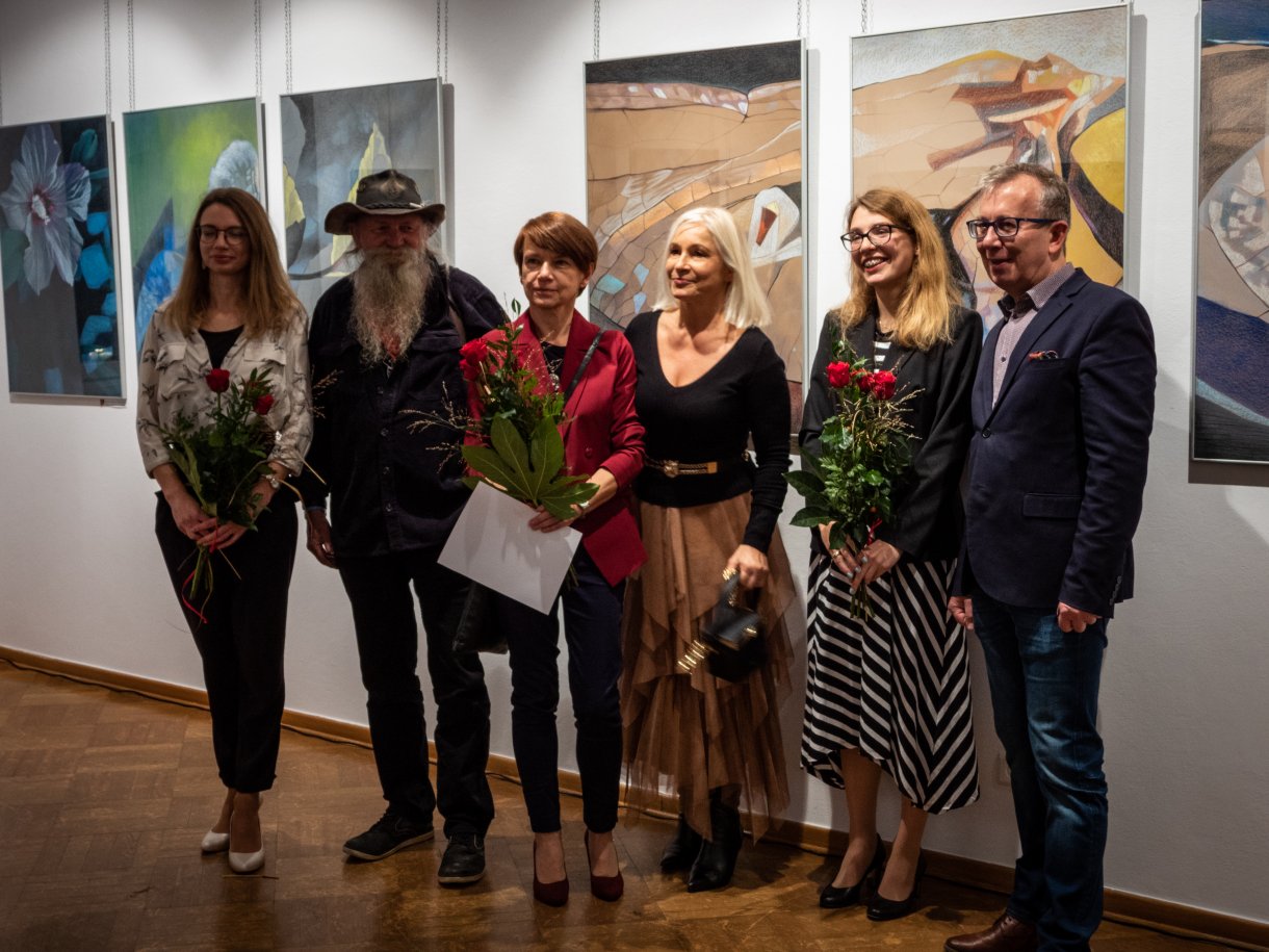 pamiatkowe zdjęcie artystek z uczestnikami wernisażu