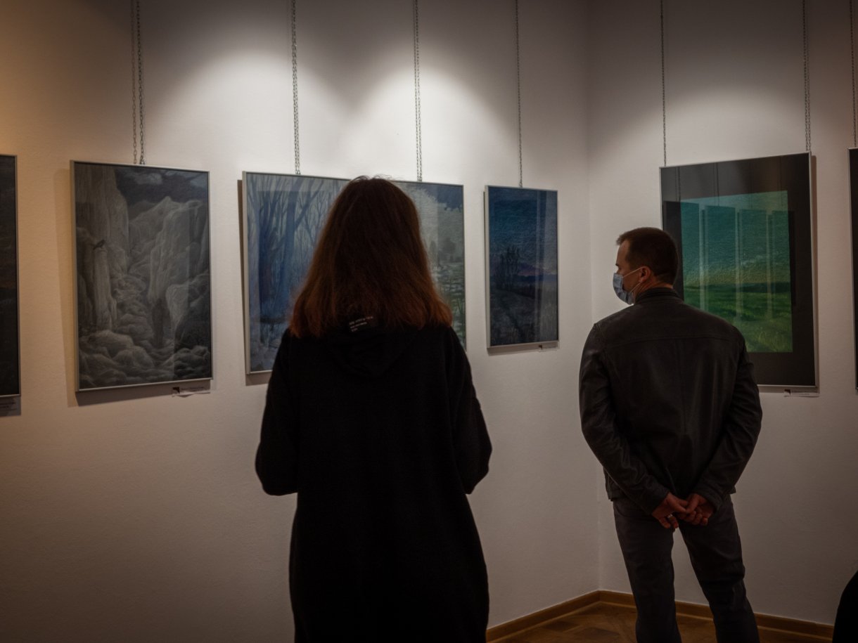 uczestnicy wernisażu podczas oglądania prac artystek