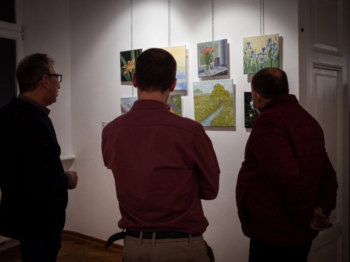 uczestnicy wernisażu podczas oglądania prac artystek