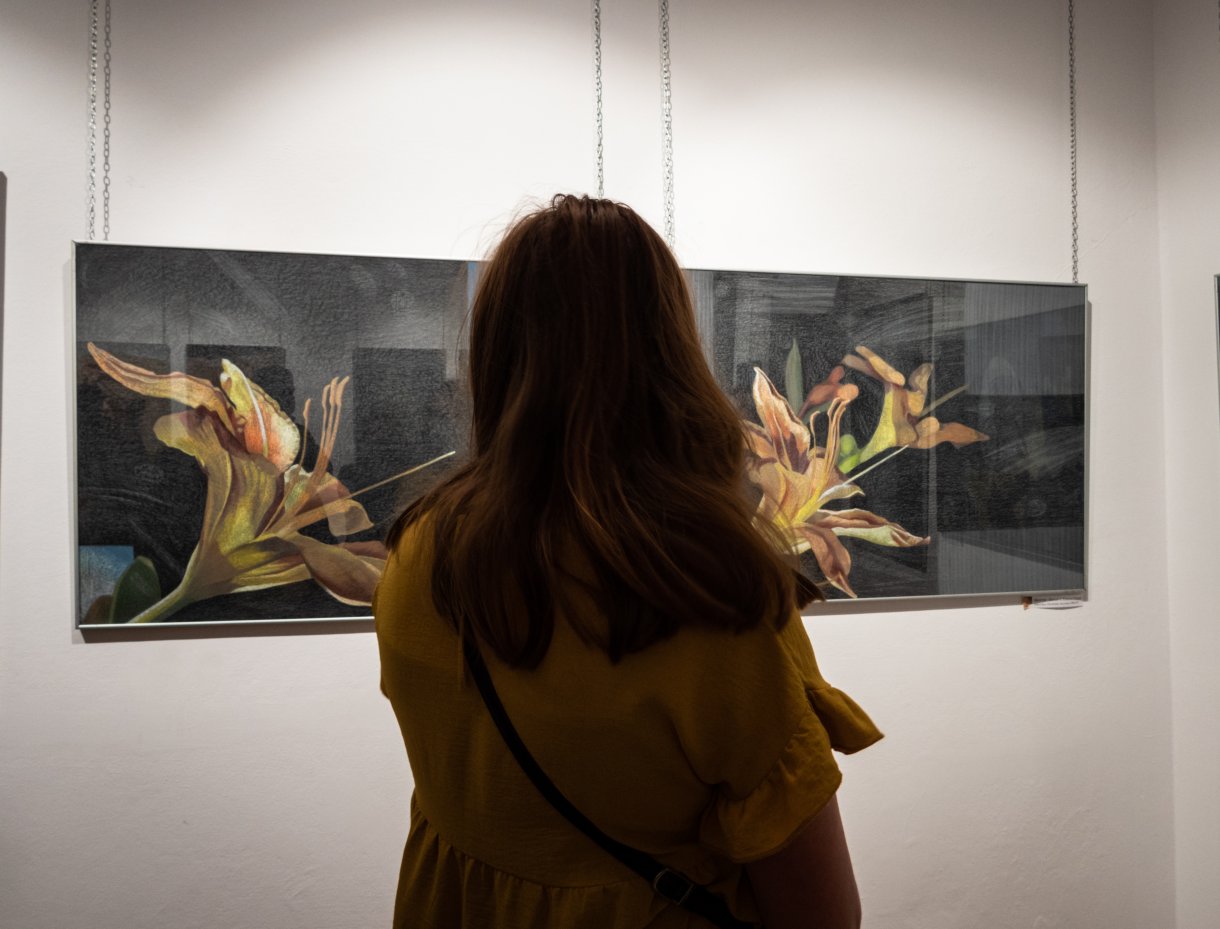 uczestnicy wernisażu podczas oglądania prac artystek