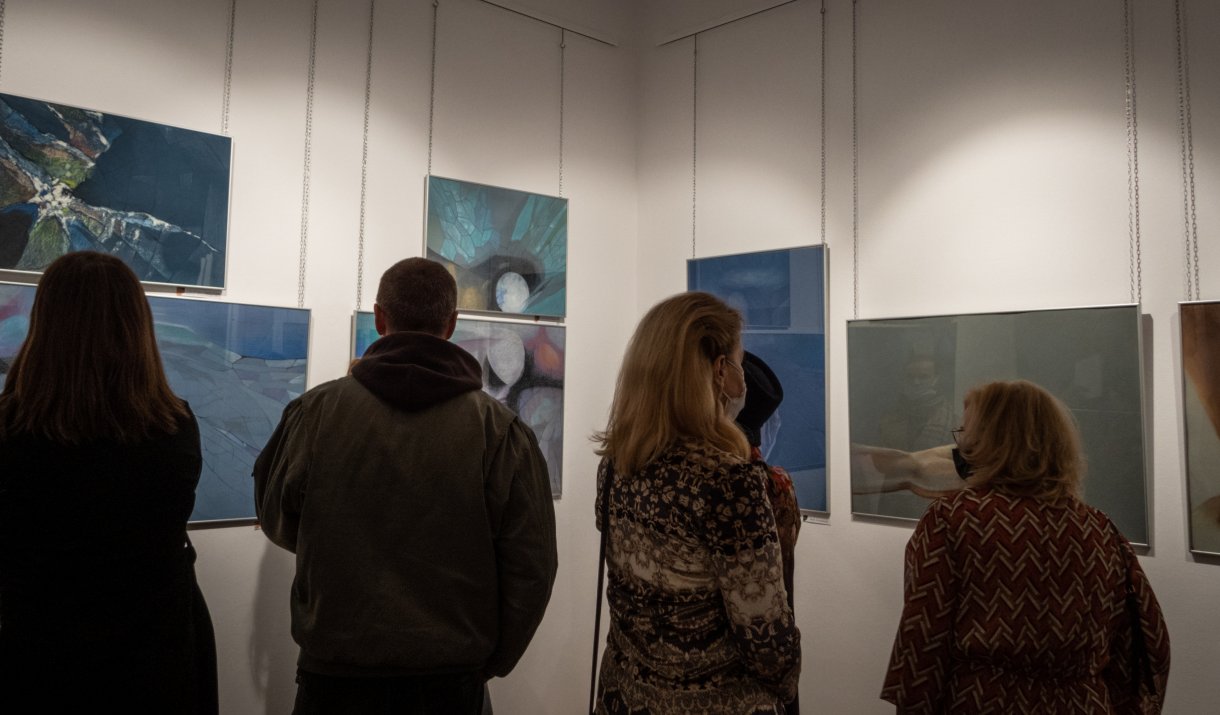 uczestnicy wernisażu podczas oglądania prac artystek