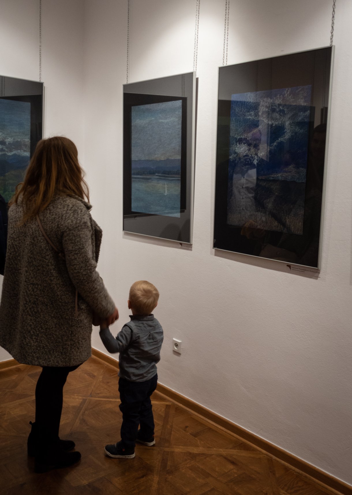 uczestnicy wernisażu podczas oglądania prac artystek