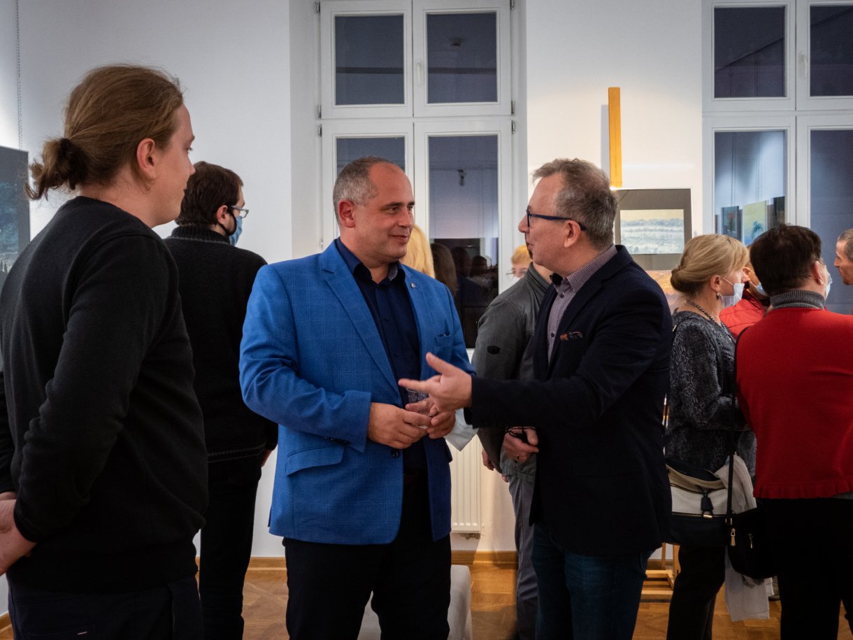 uczestnicy wernisażu podczas oglądania prac artystek