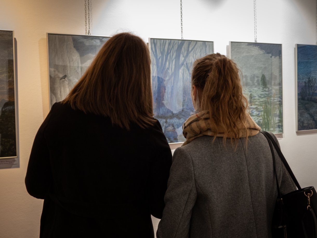 uczestnicy wernisażu podczas oglądania prac artystek