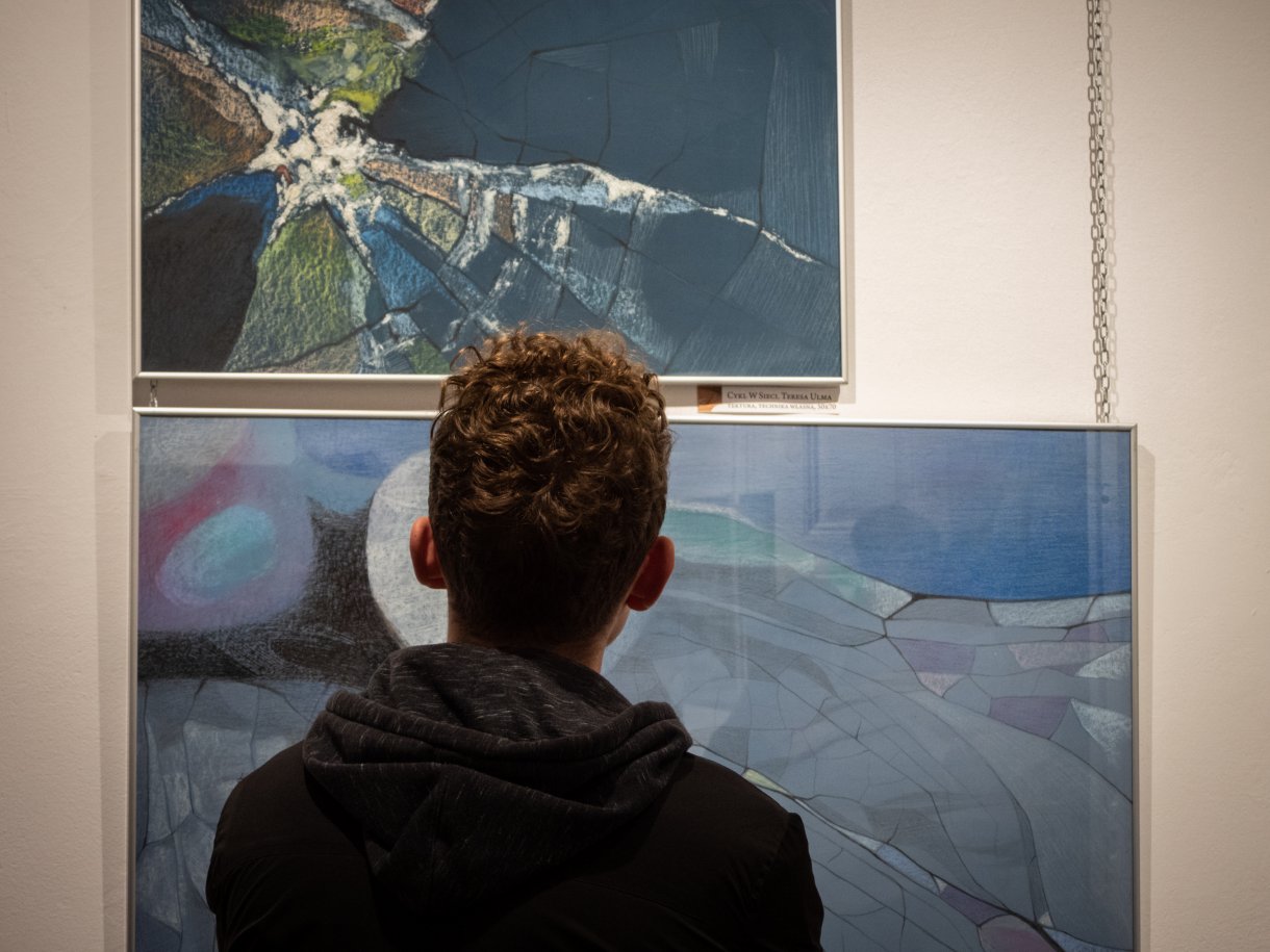 uczestnicy wernisażu podczas oglądania prac artystek