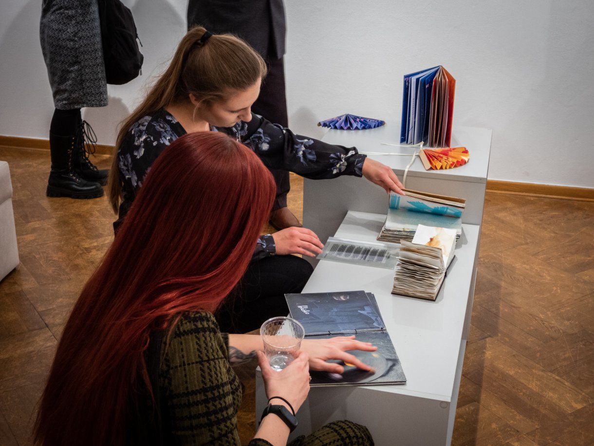 uczestnicy wernisażu podczas oglądania prac artystek