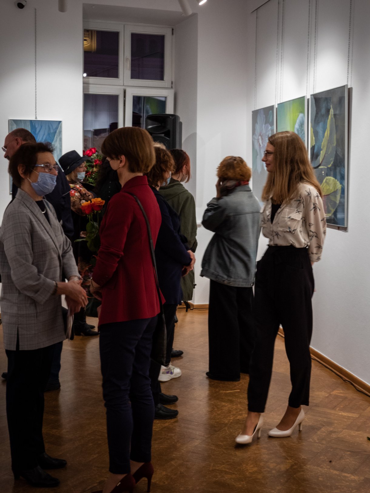 uczestnicy wernisażu podczas oglądania prac artystek