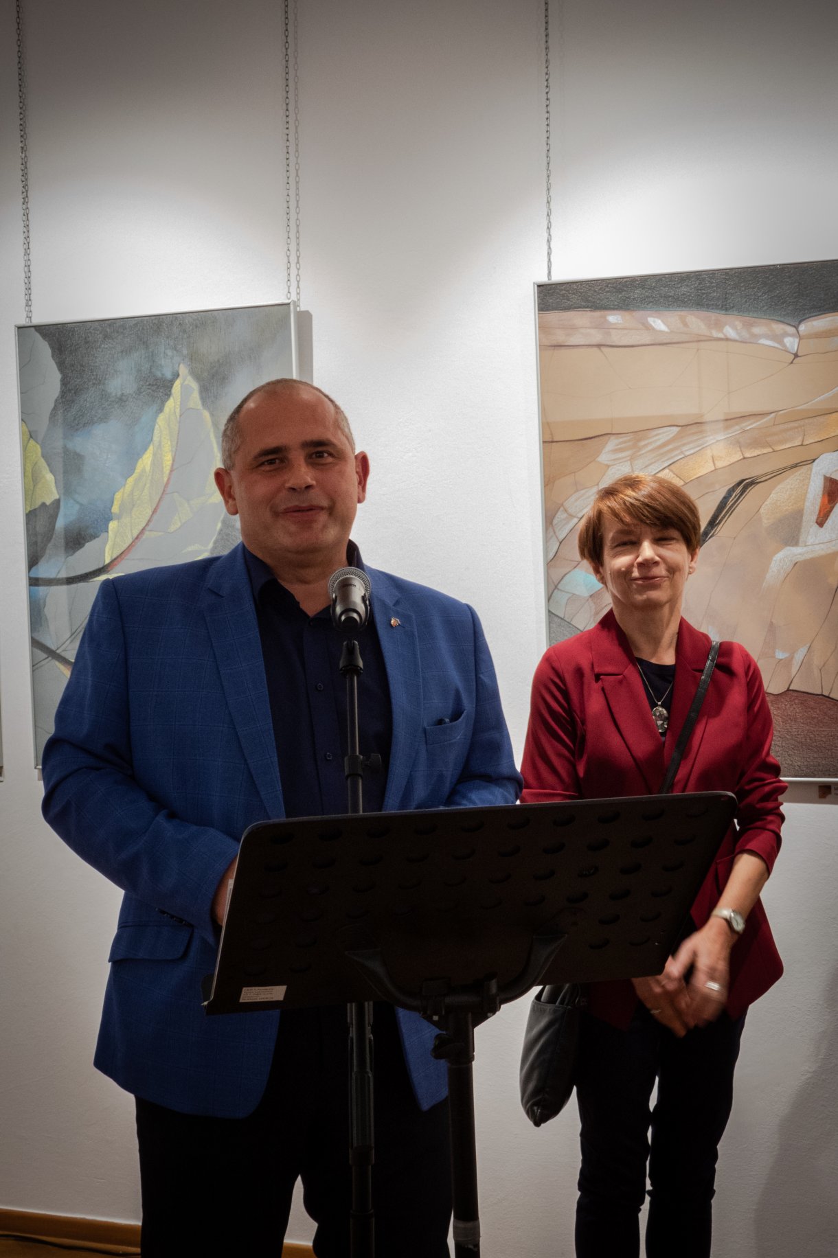 Dyrektor Centrum Kultury i Promocji w Jarosławiu Tomasz Wywrót z Artystką Teresą Ulmą