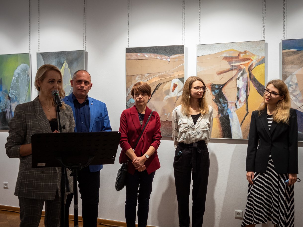 Kurator wystawy Bernadeta Korczewska, dyrektor CKiP Tomasz Wywrót, artystki Teresa Ulma, Natalia Ulma, Alicja Kopeć podczas otwarcia wystawy