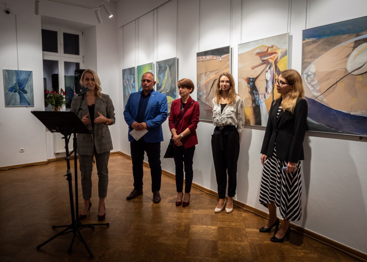 Kurator wystawy Bernadeta Korczewska, dyrektor CKiP Tomasz Wywrót, artystki Teresa Ulma, Natalia Ulma, Alicja Kopeć podczas otwarcia wystawy