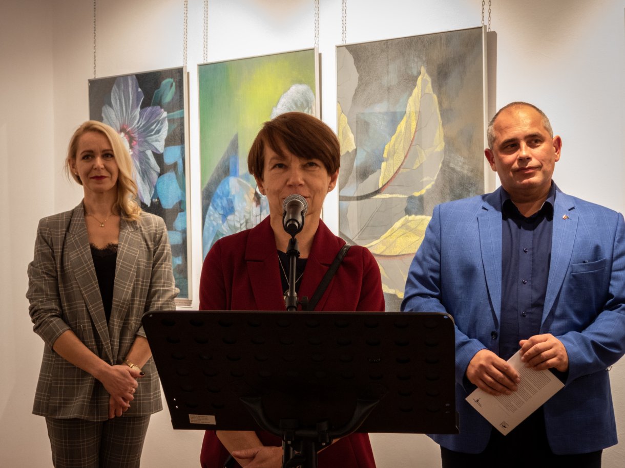 Kurator wystawy Bernadeta Korczewska, dyrektor CKiP Tomasz Wywrót i artystka Teresa Ulma