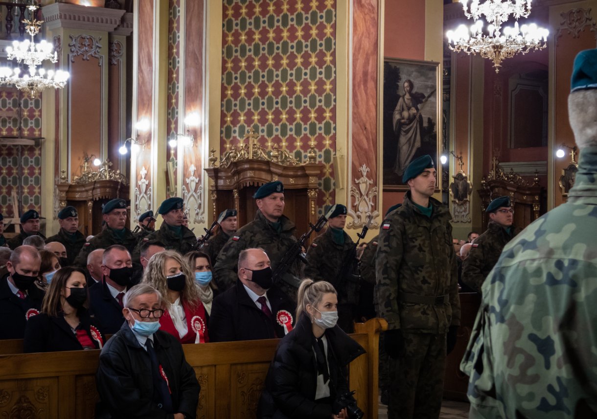 burmistrz z żoną w kościele