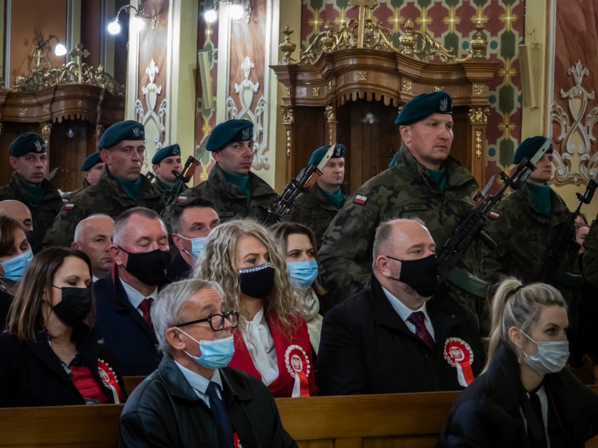 burmistrz z żoną w kościele