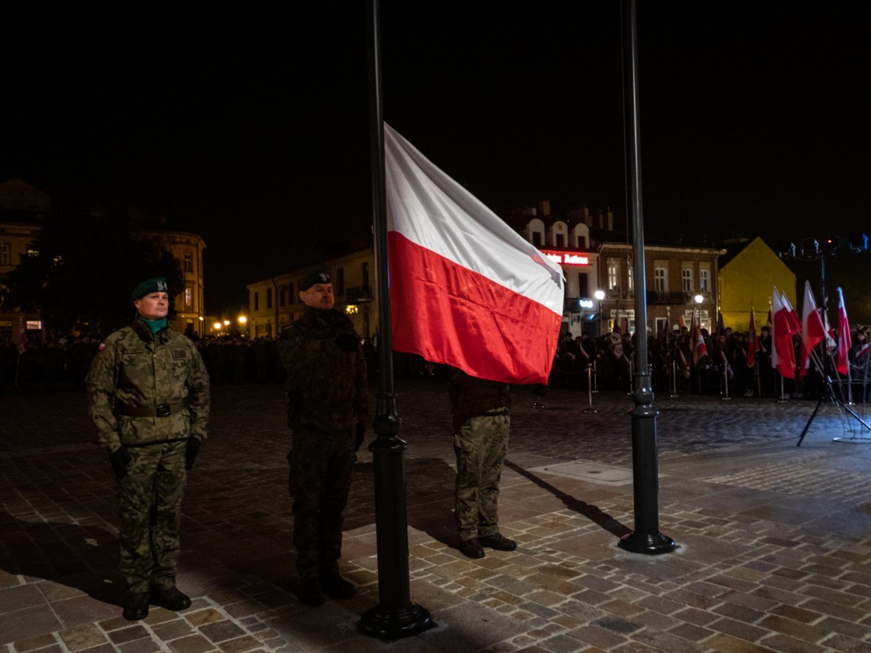 podniesienie flagi państwowej na maszt