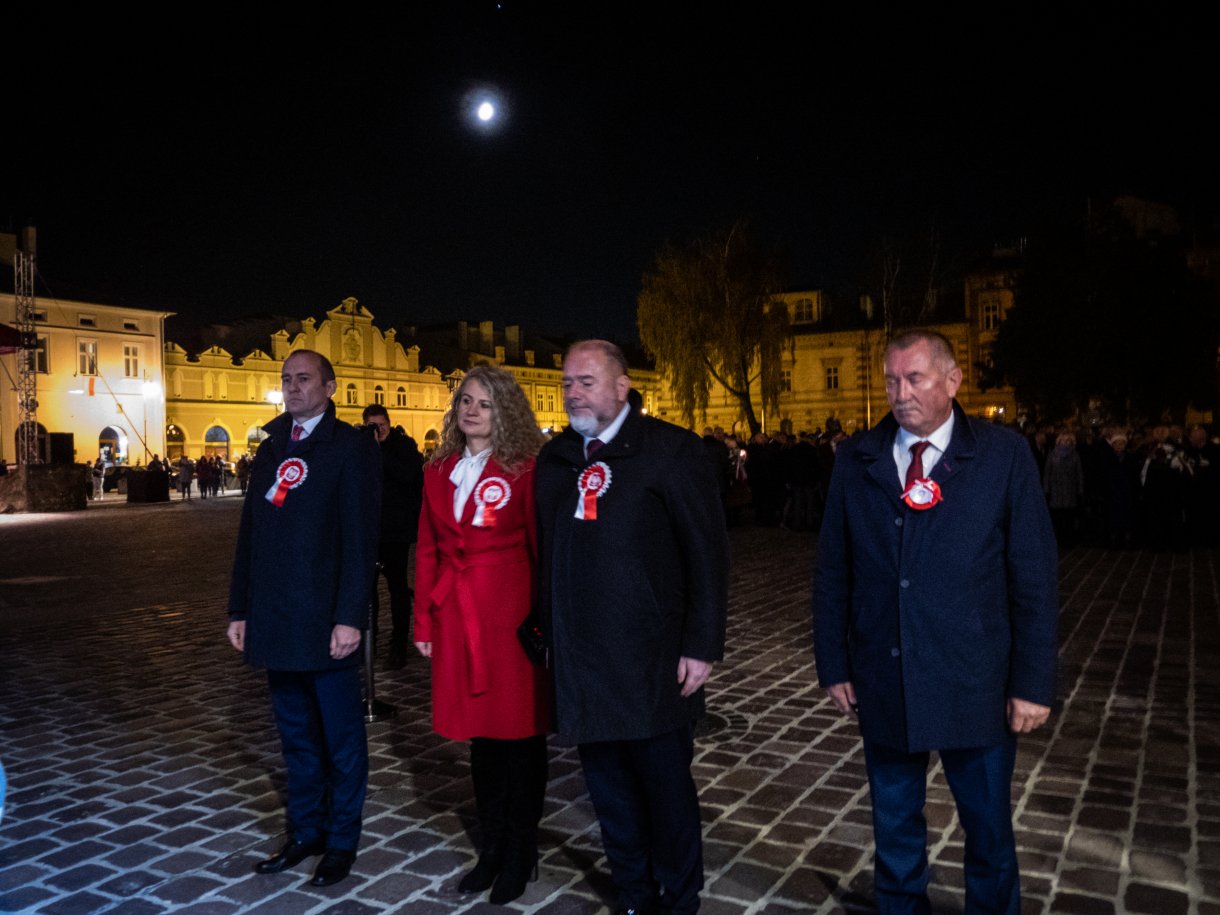 burmistrz Miasta Jarosławia Waldemar Paluch, zastępcy burmistrza podczas składania kwiatów