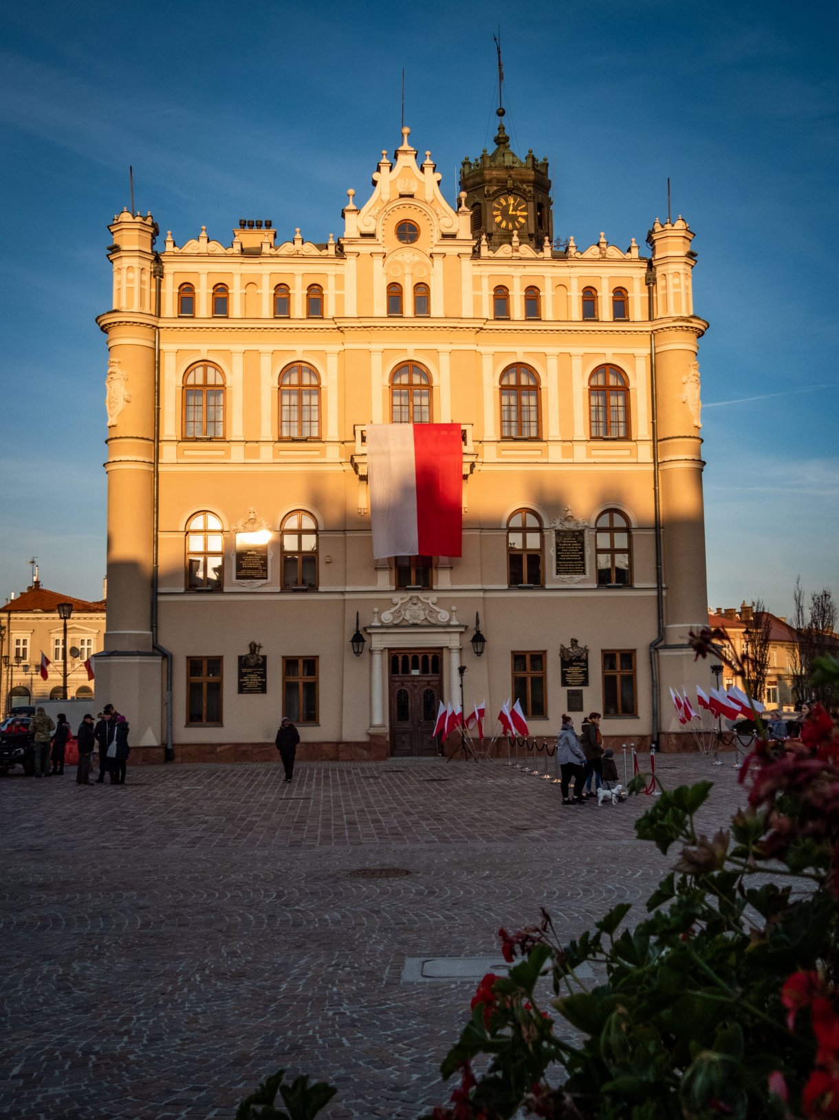 ratusz z flagą państwową