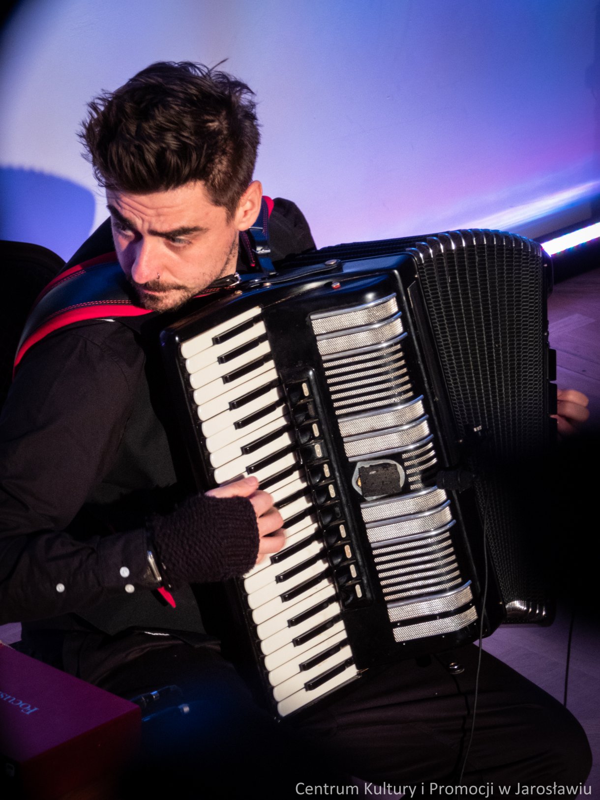 Patrzyk Walczak, akordeonista, podczas koncertu 