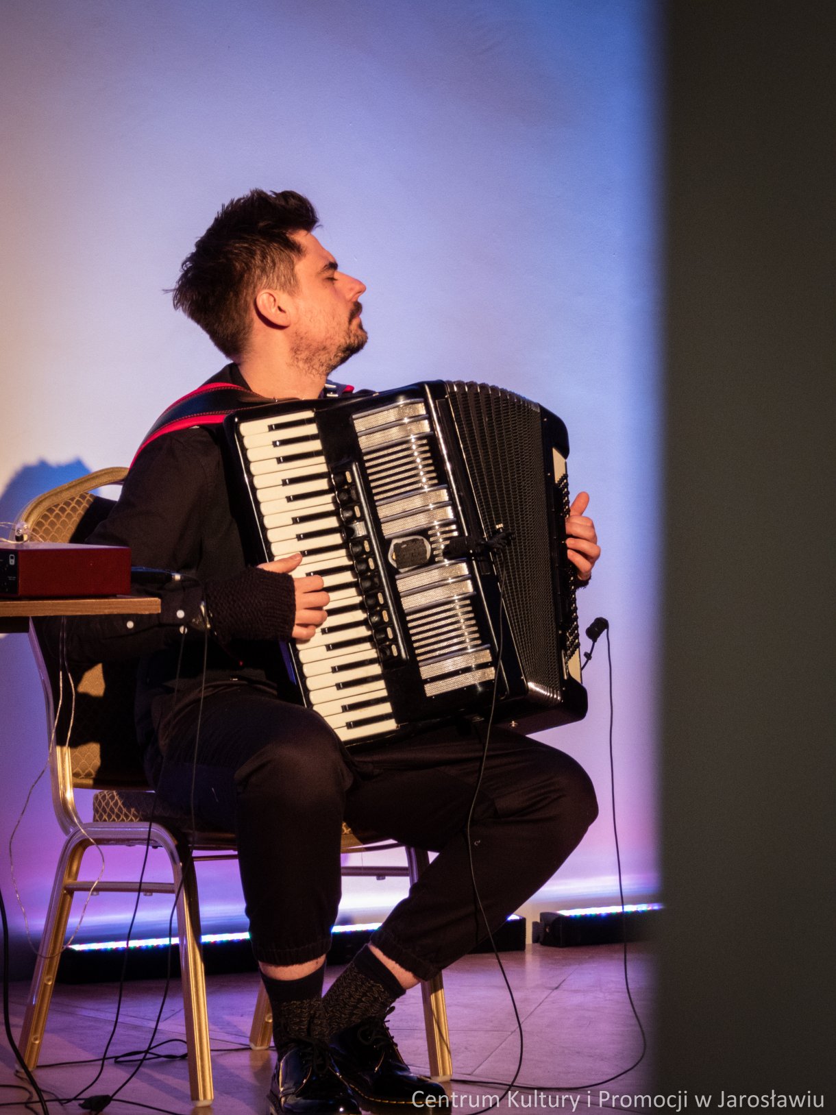 Patrzyk Walczak, akordeonista, podczas koncertu 