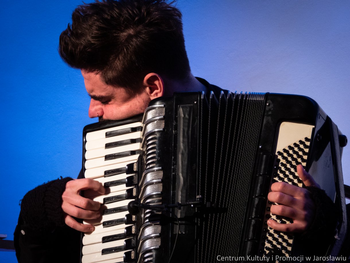 Patrzyk Walczak, akordeonista, podczas koncertu 