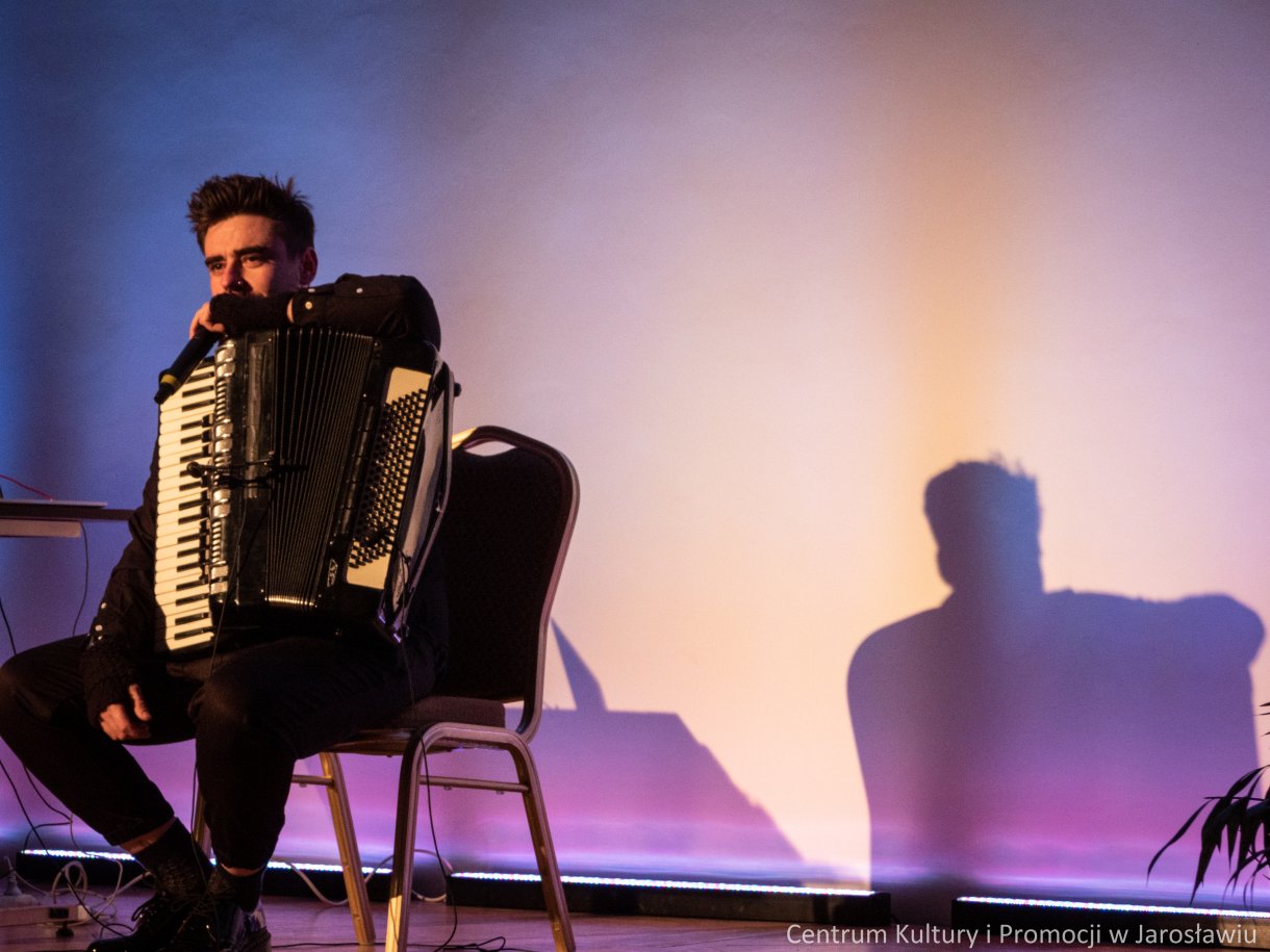 Patrzyk Walczak, akordeonista, podczas koncertu 