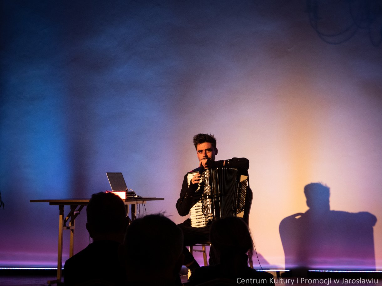 Patrzyk Walczak, akordeonista, podczas koncertu 
