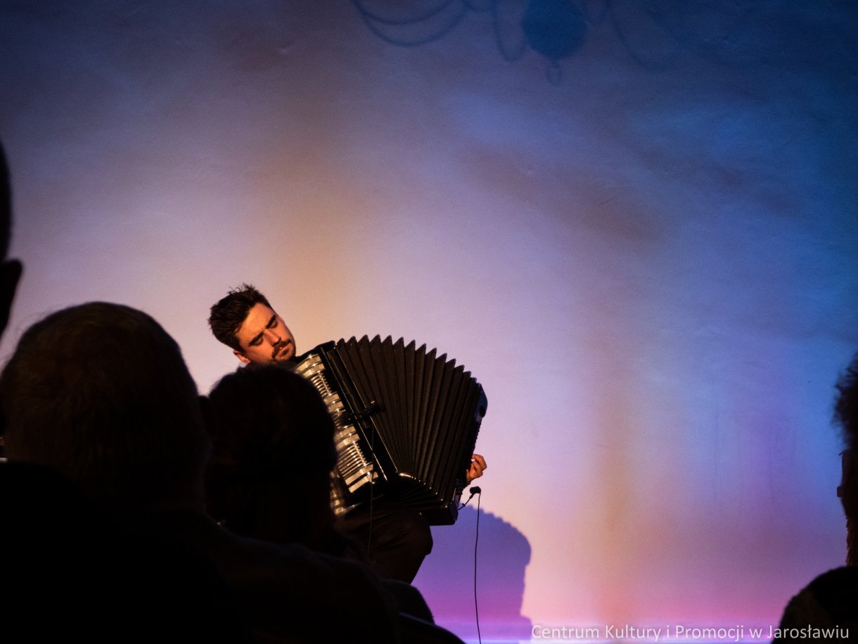 Patrzyk Walczak, akordeonista, podczas koncertu 