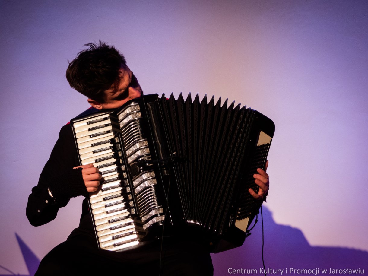 Patrzyk Walczak, akordeonista, podczas koncertu 