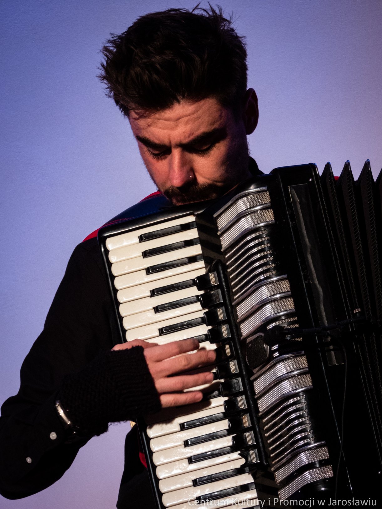 Patrzyk Walczak, akordeonista, podczas koncertu 