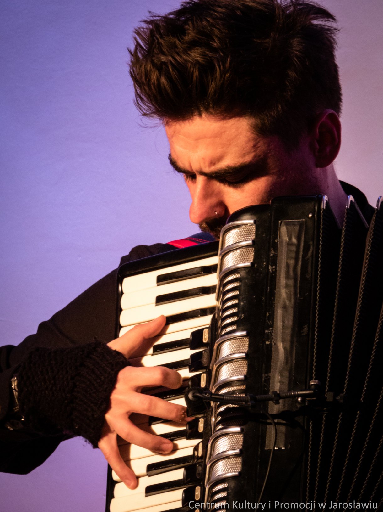 Patrzyk Walczak, akordeonista, podczas koncertu 