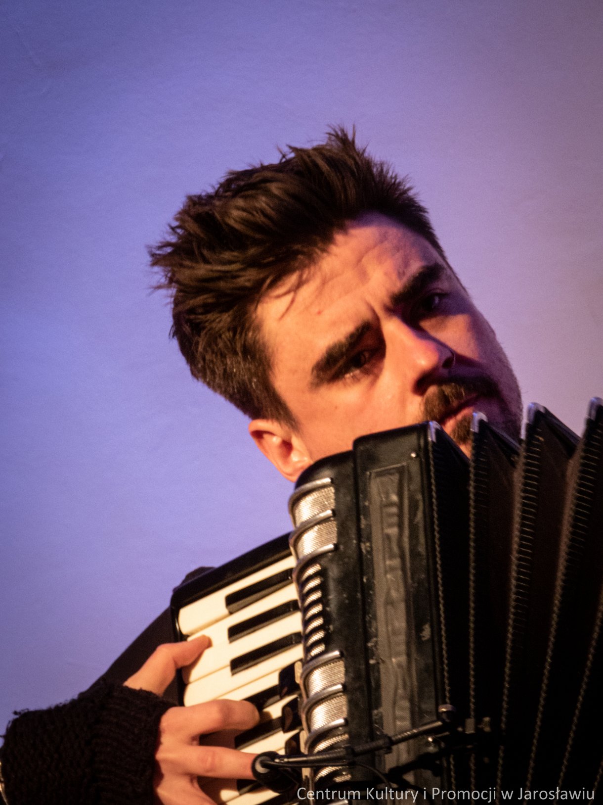 Patrzyk Walczak, akordeonista, podczas koncertu 