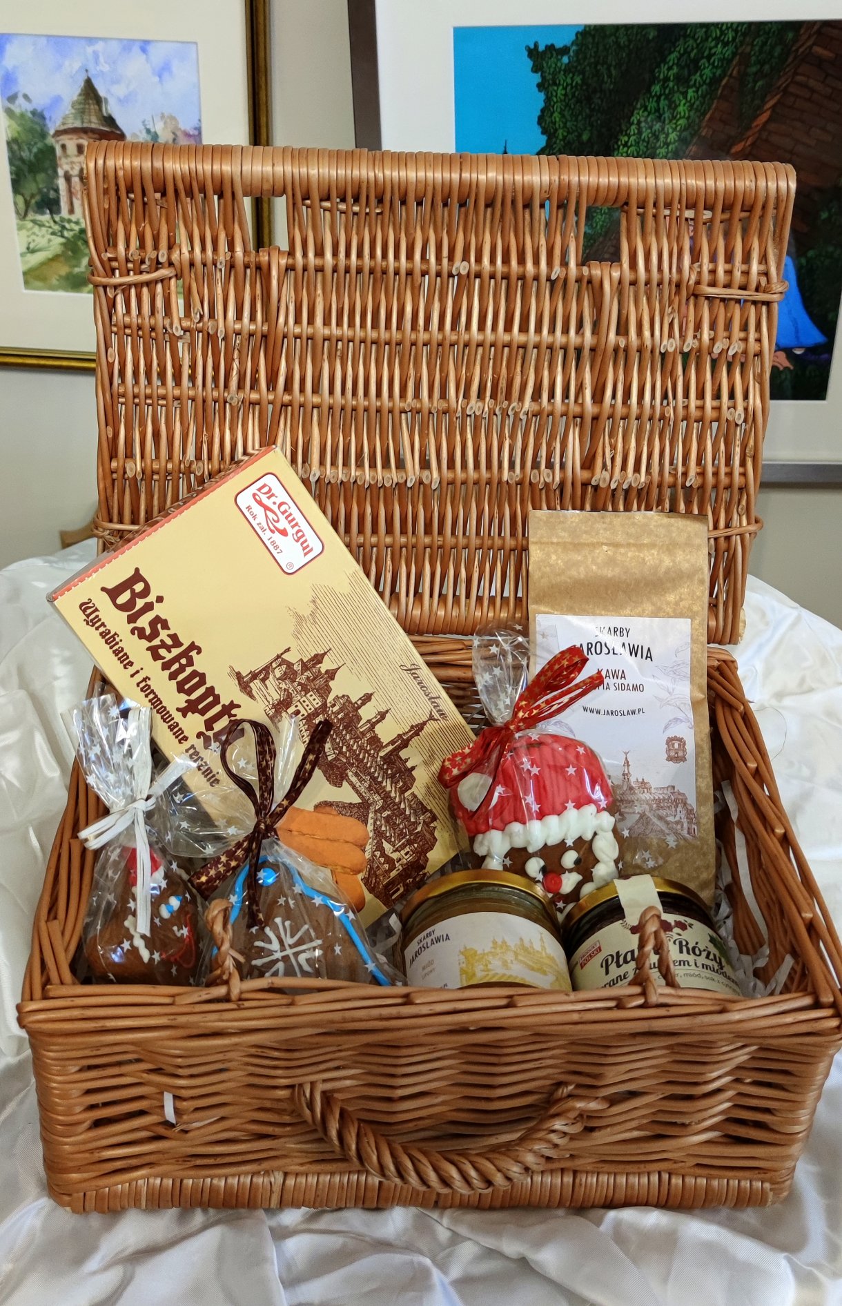 Kuferek - koszyczek „Skarby Jarosławia”. Wiklinowy, wypełniony artykułami spożywczymi z lokalnych wytwórni.