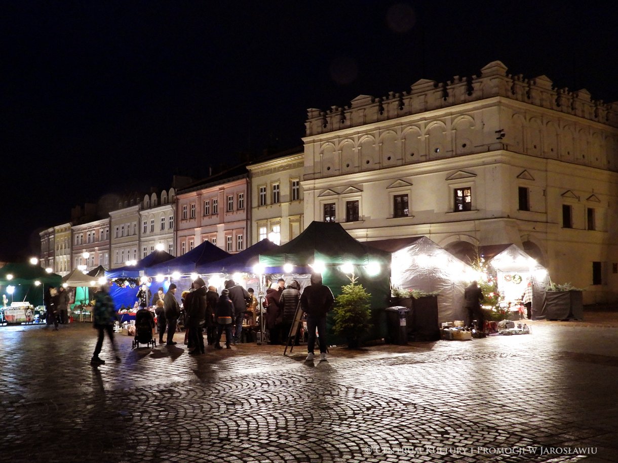 Widok na stoiska, w tle kamienica Orsettich