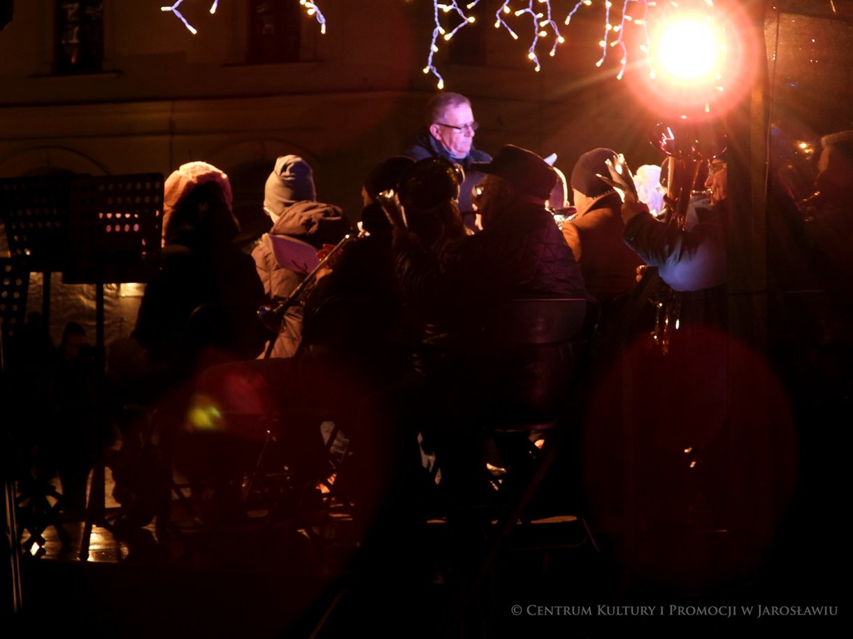 Orkiestra Laudate Dominum, zdjęcie od tyłu sceny