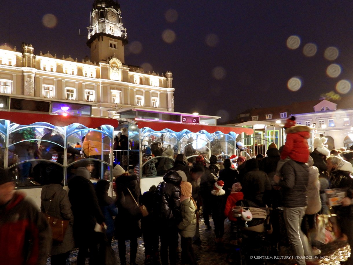 Ludzie przy świątecznej kolejce