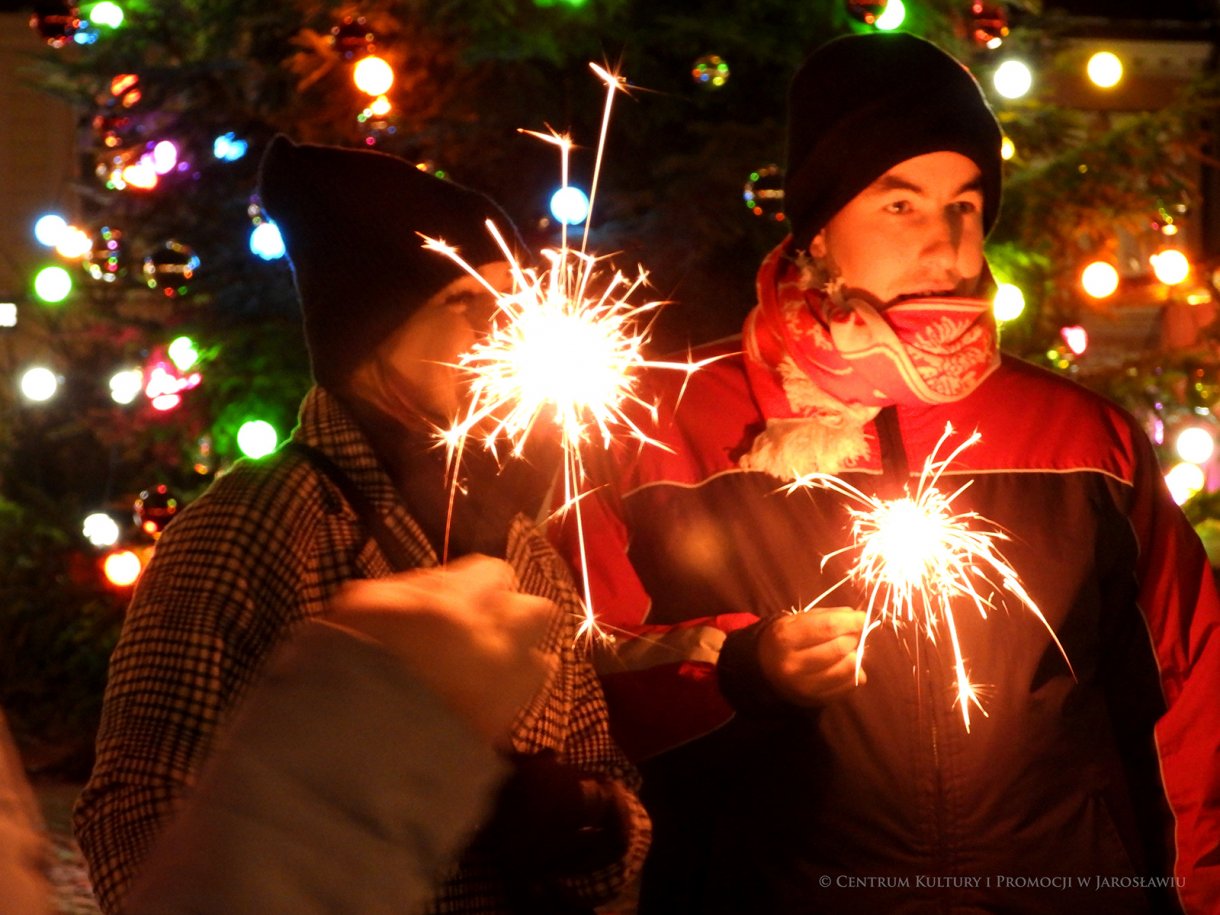 Dwie osoby z zimnymi ogniami