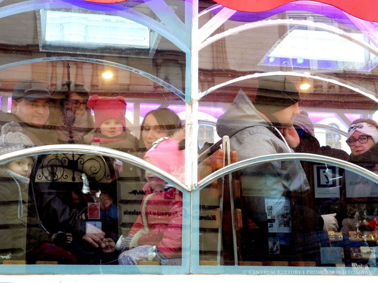 Ludzie w świątecznej kolejce