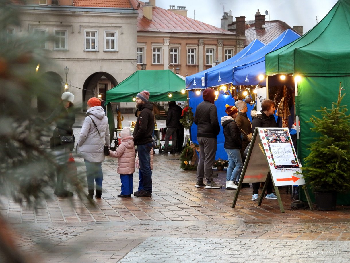 Ludzie przy stoiskach