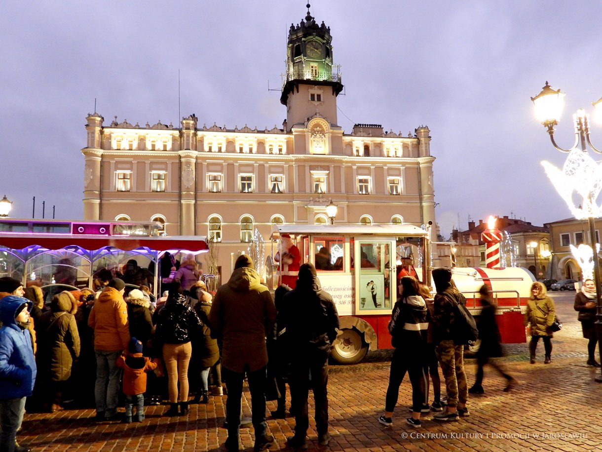 Ludzie przy świątecznej kolejce