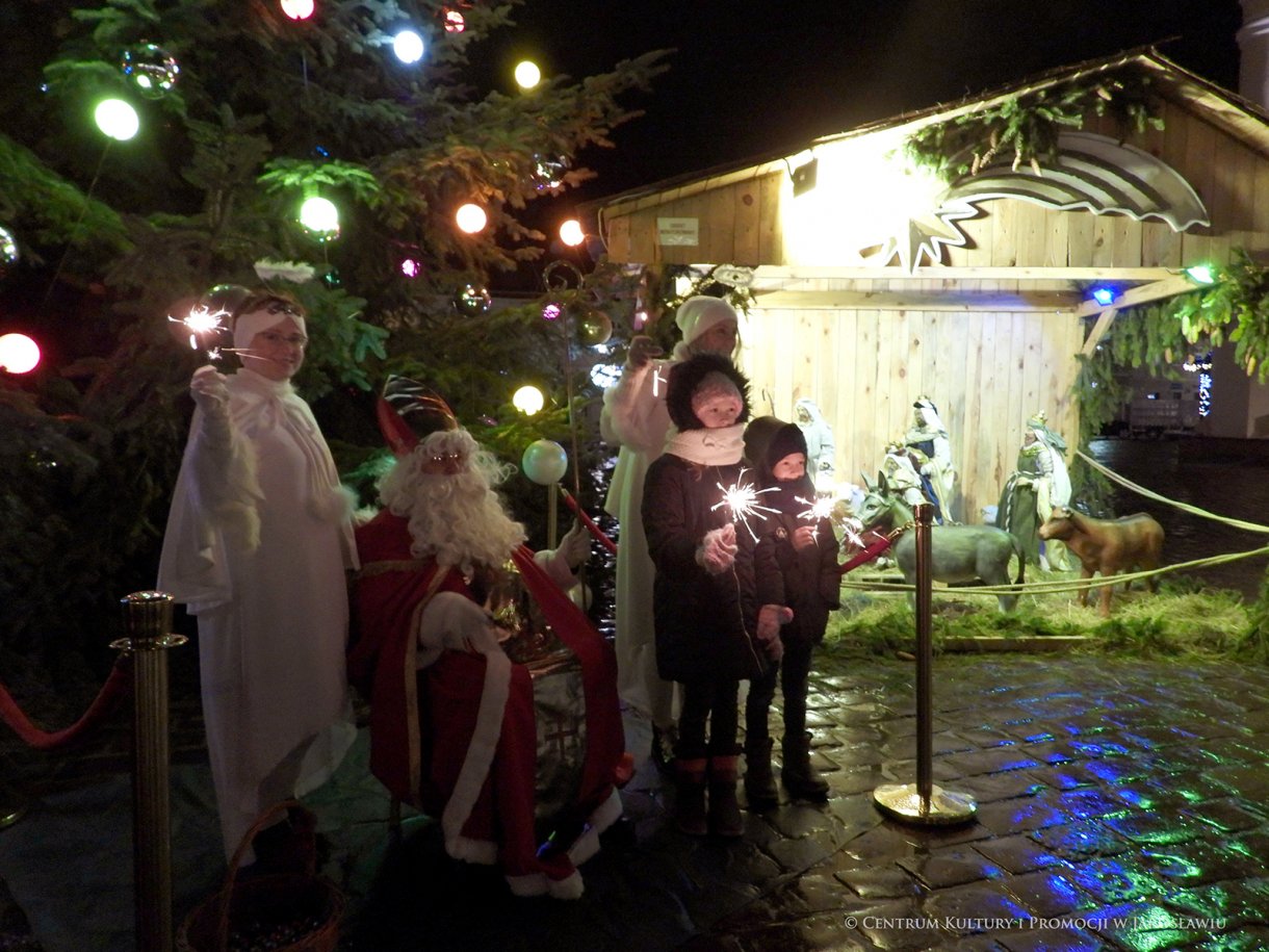 Dzieci pozujące z Mikołajem i aniołami