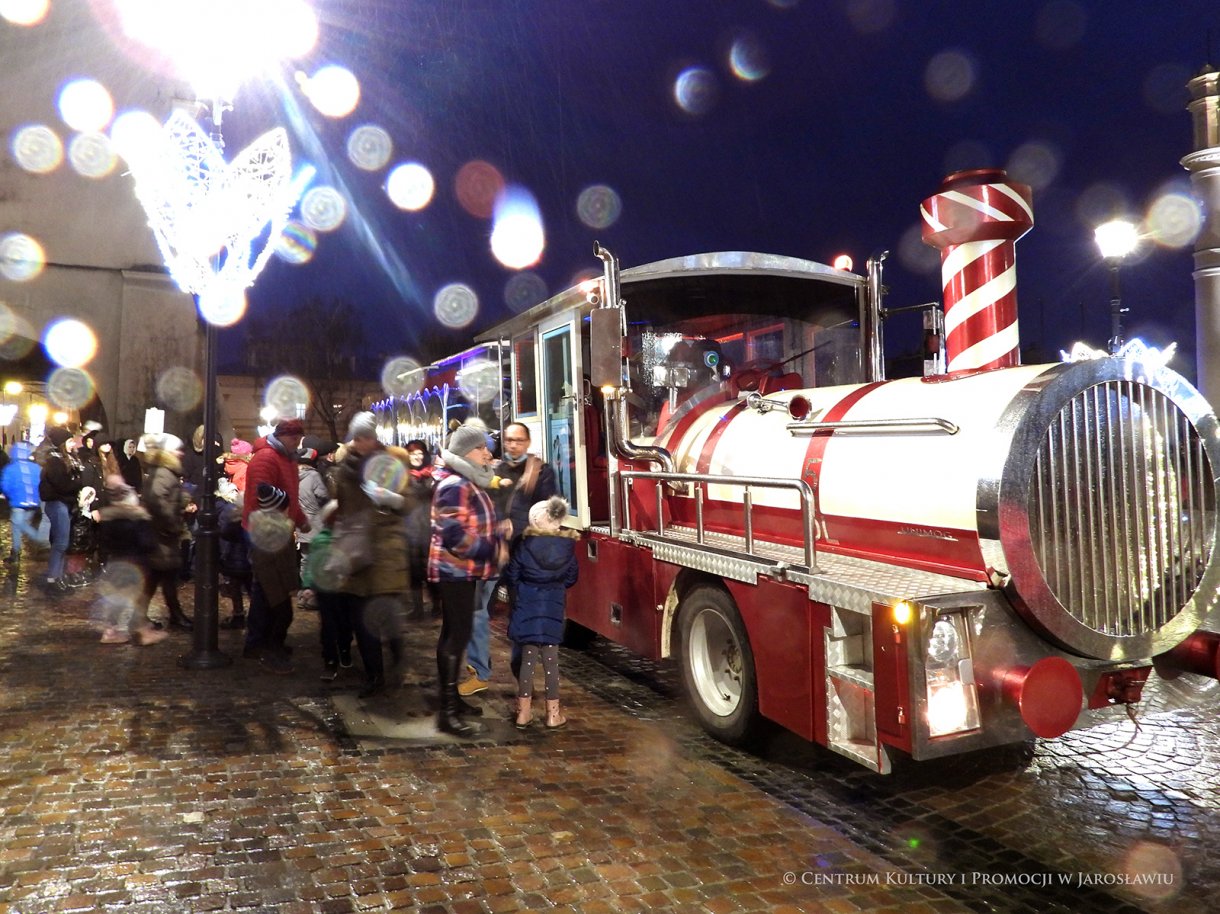 Ludzie przy świątecznej kolejce